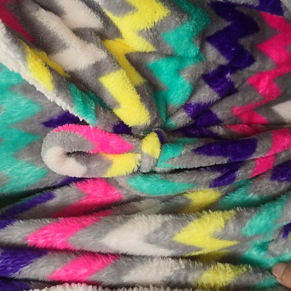 Super Warm & Soft Mid Length Hooded Robe With Pockets & Belt - Picture 3 of 6